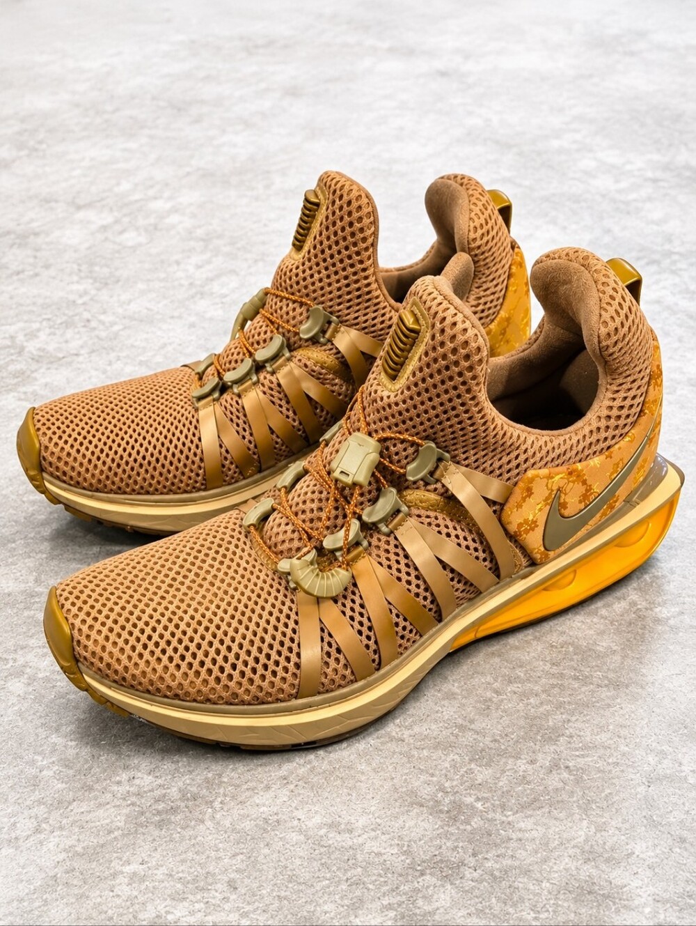 NIKE Shoes Women's Size 8.5 Shox Gravity Shoe AQ8554 700 Metallic Gold Sneakers